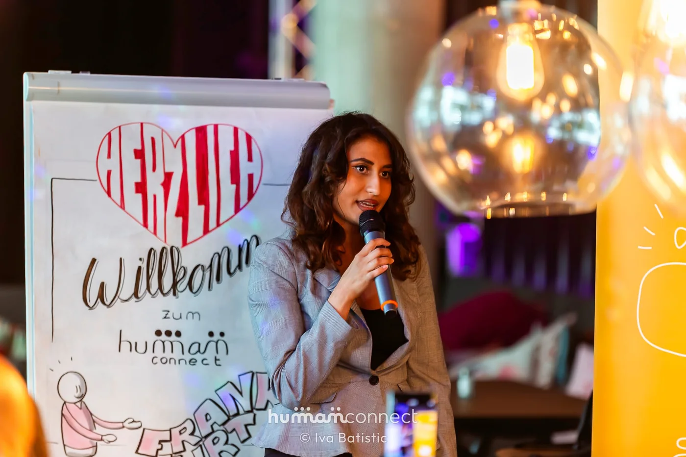 Rascha Al-Nemer heißt Teilnehmende bei Human Connect willkommen