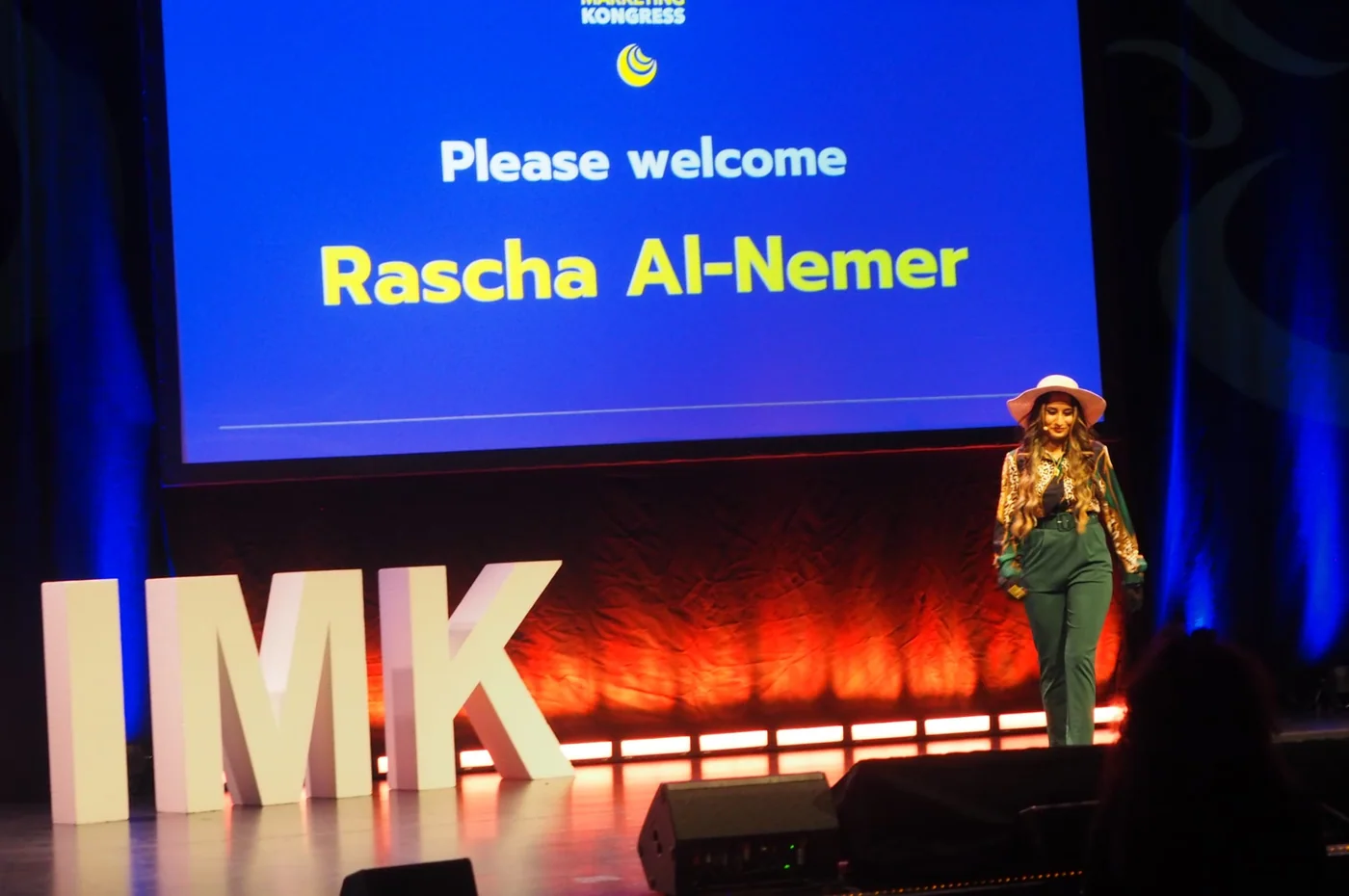 Rascha Al-Nemer als Speakerin auf der IMK-Bühne